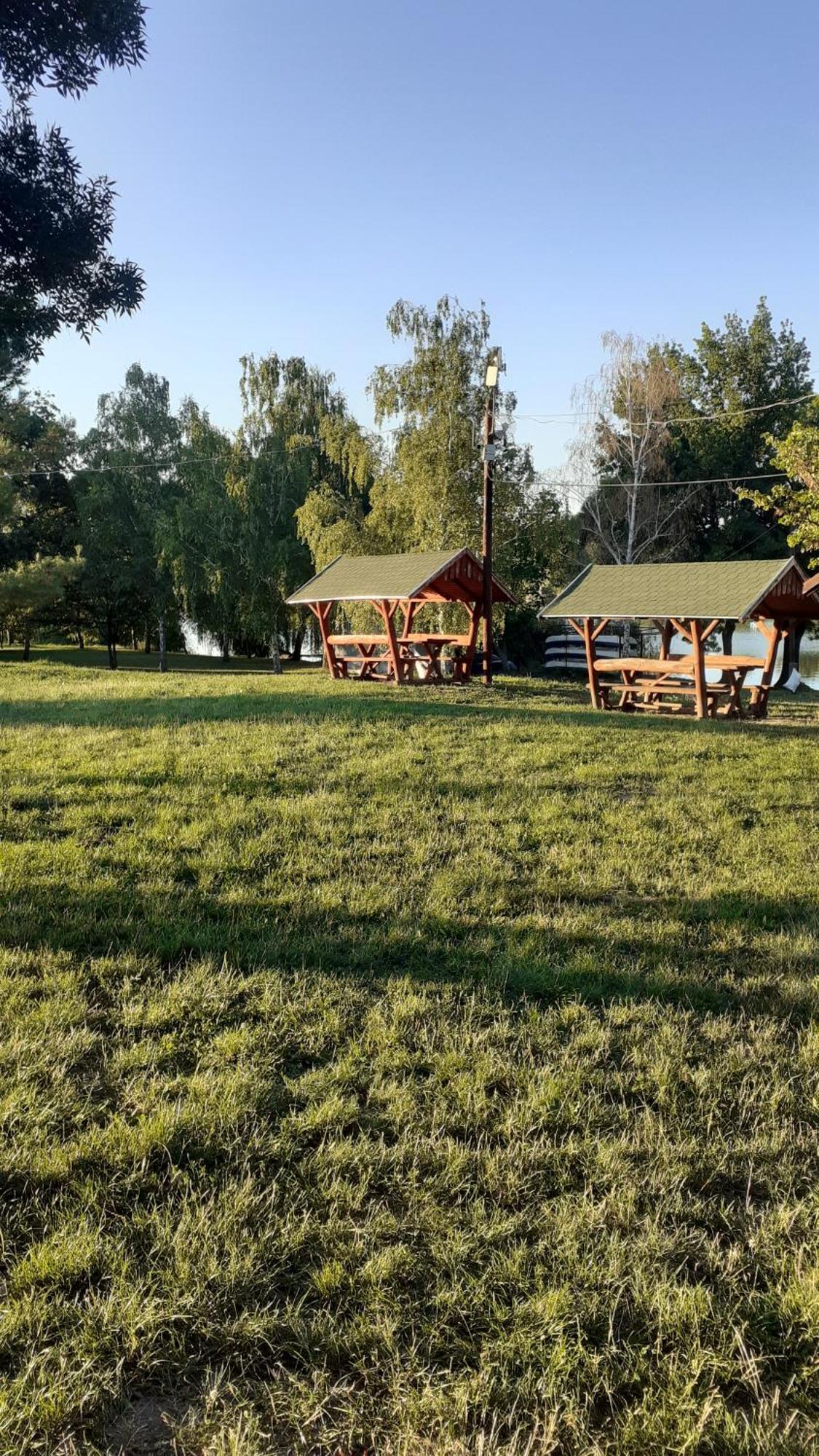 Borostyán Vendégház Tiszaug Esterno foto
